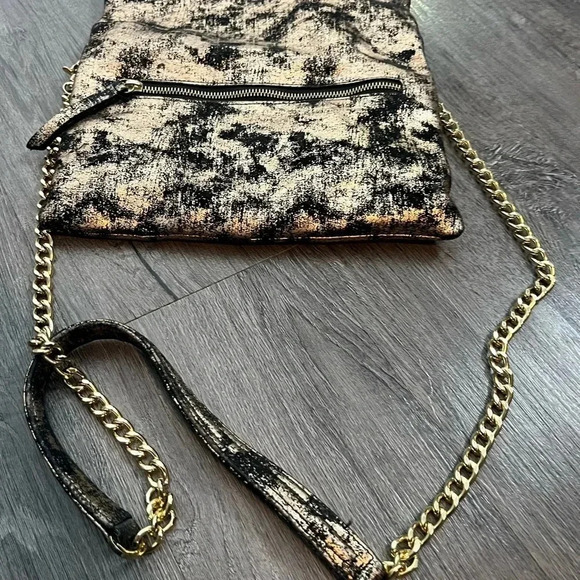 Kelly Wynne Black & Gold Fold-Over Bag - Picture 12 of 15